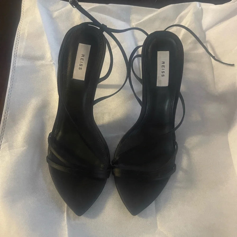 Black strappy sandals from Reiss
Brand new with tag
Size UK 41 / us 10.5 - Picture 4 of 6